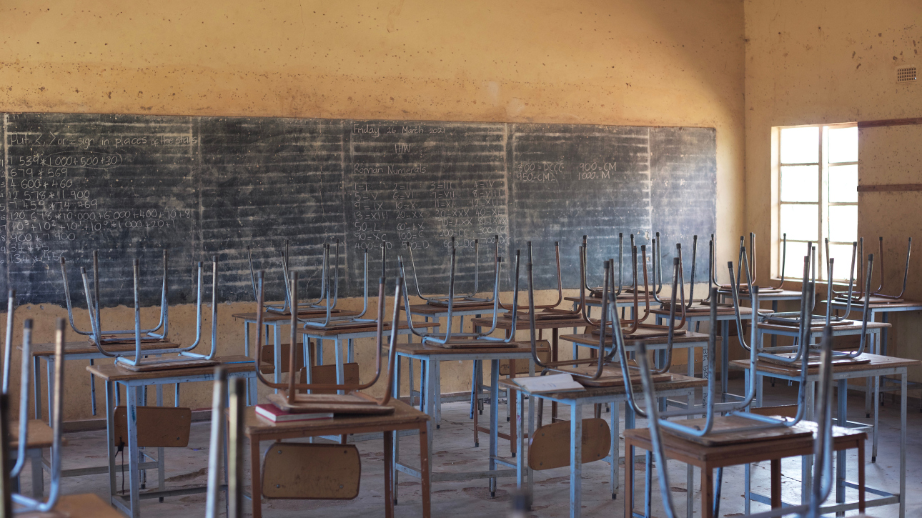 https://www.pexels.com/it-it/foto/scuola-rurale-interni-aula-11618563/