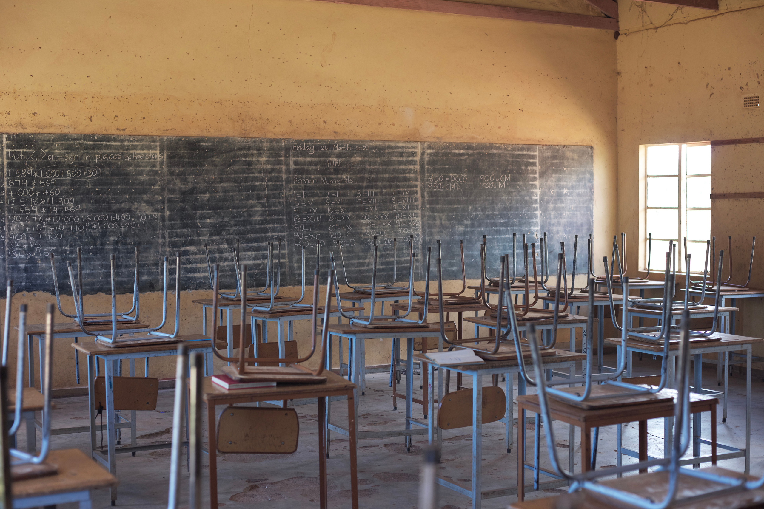 https://www.pexels.com/it-it/foto/scuola-rurale-interni-aula-11618563/